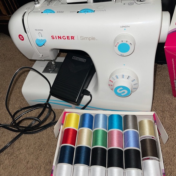 Singer Sewing Machine - Picture 4 of 5